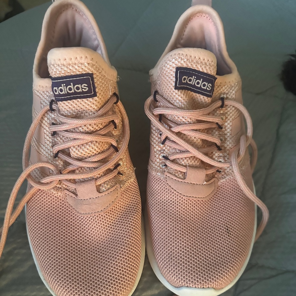 Tennis shoes